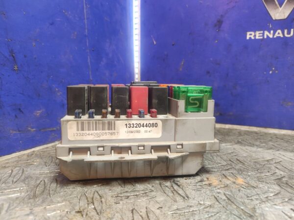 CAJA RELES / FUSIBLES 104100