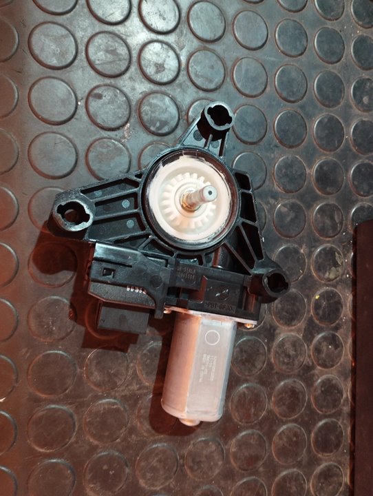 MOTOR ELEVALUNAS TRASERO DERECHO 109739