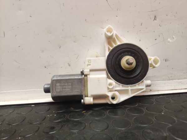 MOTOR ELEVALUNAS DELANTERO DERECHO 108220