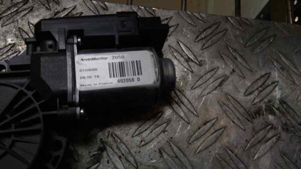 MOTOR ELEVALUNAS TRASERO DERECHO 92252