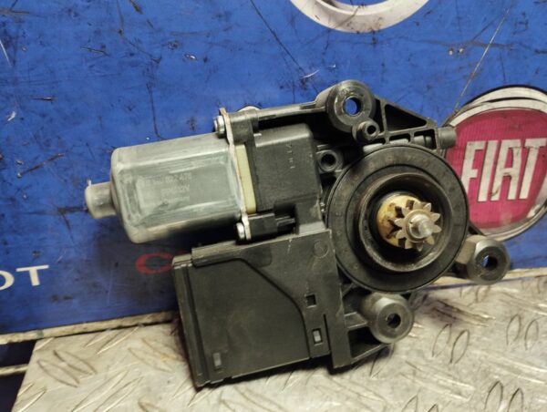 MOTOR ELEVALUNAS DELANTERO DERECHO 104137