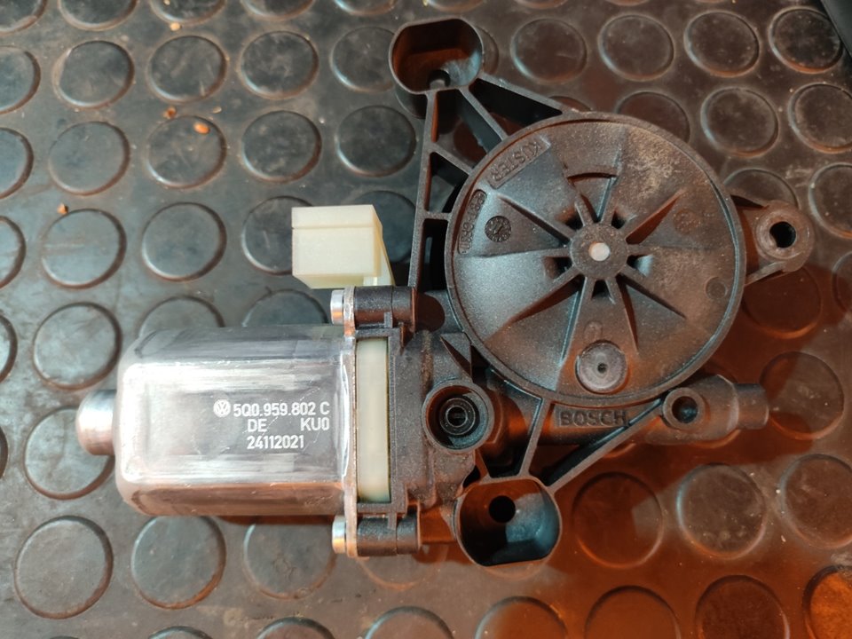 MOTOR ELEVALUNAS DELANTERO DERECHO 108122